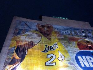 Több tízezer ember részvételével tisztelegtek Kobe Bryant emléke előtt