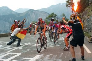 Vuelta - Pogacar hegyi befutót nyert, Quintana átvette a piros trikót
